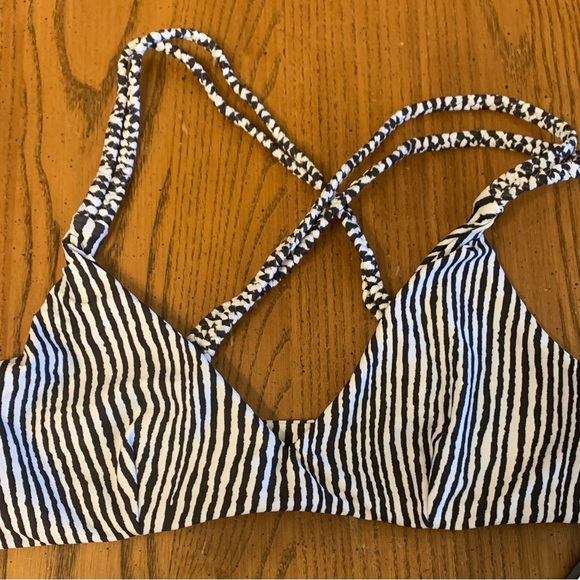 NWT Volcom Stripe Away Black & White Printed V-Neck Bikini Top XS‎ - Picture 6 of 11